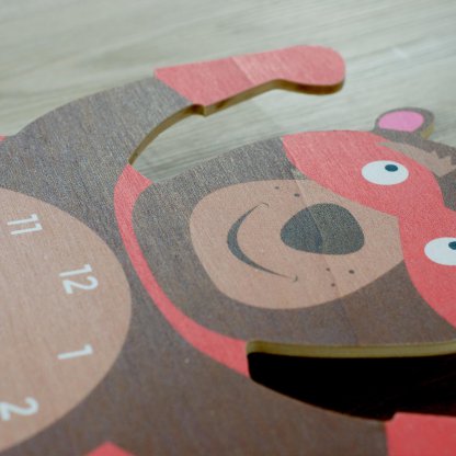 Détail de la pendule pour enfant ours super-héros